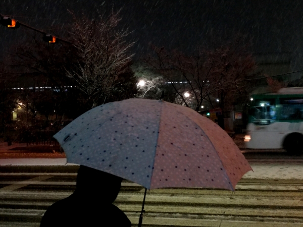 오늘은 왠지 고독해보이는 한시민이 우산을 들고 신호등을 기다리고 있습니다.