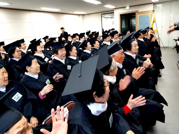 노인대학 졸업식이 하안동 대한노인회 광명지회에서 12월7일 성대하게 개최되었다.