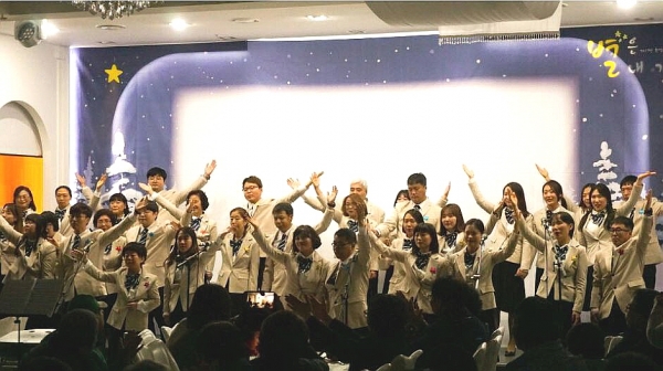 12월8일 열린 광명시 정신건강복지센터 송년회에서 드림합창단이 축하공연을 하고 있다.