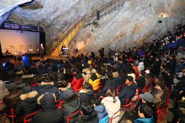 2017년 한 해 광명동굴에 123만 명의 관광객이 방문했다. 광명동굴이 유료화 된 2015년4월4일 이후 누적 유료관광객은 357만9319명이다.