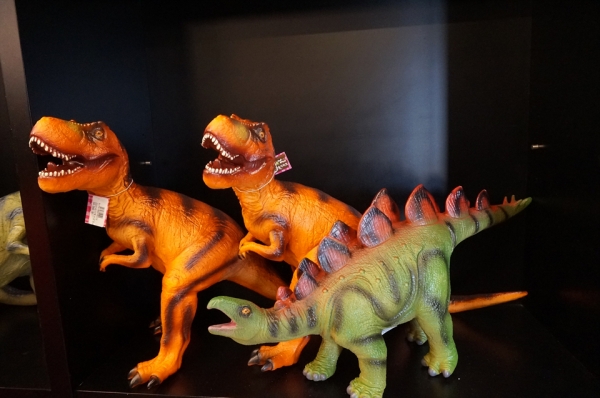 장난감 판매장 진열대의 공룡들이 주인을 기다리는데