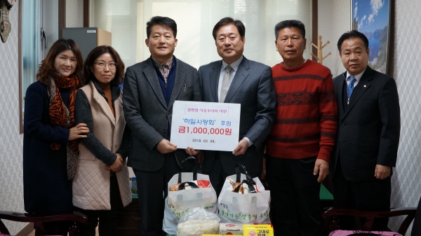 하안1동 하일사랑회는 8일 100만원 상당의 식품꾸러미를 하안1동에 전달하였다.