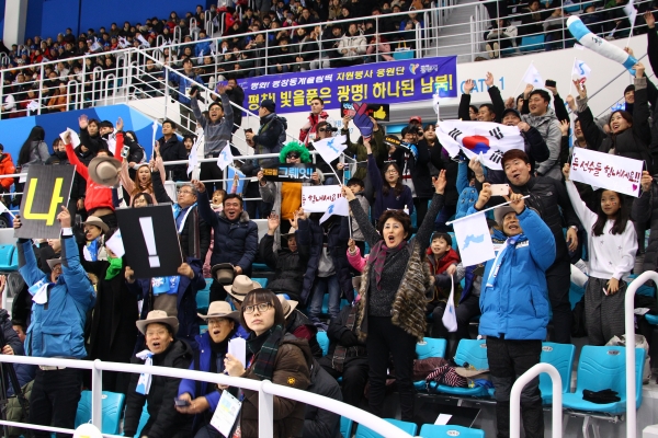 광명시 북한선수단 응원단이 12일 여자아이스하키 남북단일팀 경기를 보며 열띤 응원을 펼치고 있다.