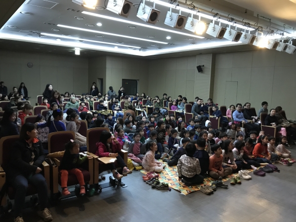 광명시 소하도서관은 지난 7일 '도서관에서 만나는 예술공연'의 첫 인형극 '종이아빠'를 성황리에 개최했다.