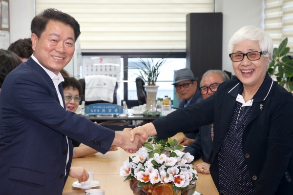박 시장은 대한노인회 광명시지회를 방문해 임원 및 회원들과 인사를 나눴다.