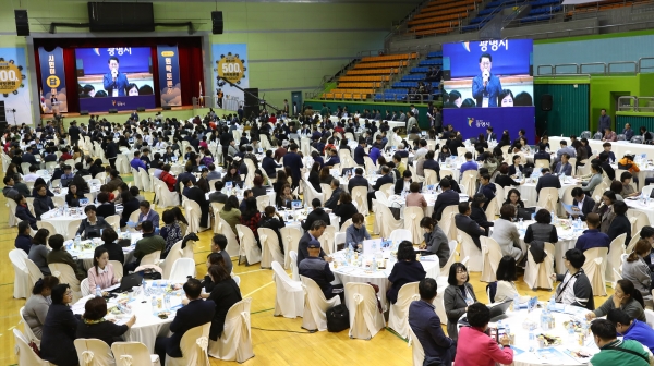 광명시는 10일 시민체육관 실내경기장에서 ‘광명시민 500인 원탁토론회’를 개최했다.