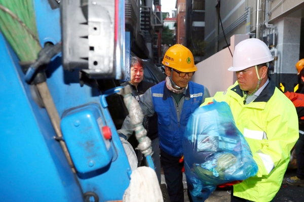 박 시장은 광명4동 일대 청소차량에 탑승해 주택가 이면도로를 돌며 생활쓰레기를 직접 수거하고 운반했다.