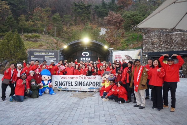 싱가포르 전기통신기업인 싱텔(싱가포르 텔레콤)의 판매 우수 직원 60명이 지난 15일 대한민국 최고의 동굴테마파크인 광명동굴을 찾았다.