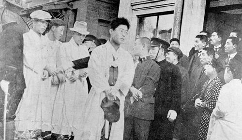 ▲ 1919년 3월 1일 서울 종로 일대에서 만세 시위에 참여한 학생 대표들이 일본 경찰에 체포돼 연행되고 있다. 국가기록원 제공