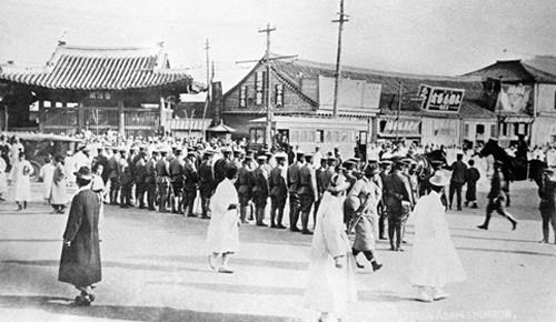 ▲ 3월 1일 서울 종로 보신각 앞에서 일본군이 시위 확산을 막고자 도로 진입을 차단한 모습. 국가기록원 제공
