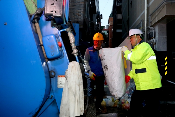 박승원 시장의 생활쓰레기 수거 참여 모습