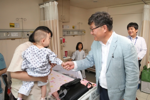 박대복 광명시 기획조정실장이 세종병원을 방문해 가족 격려하고 있다.