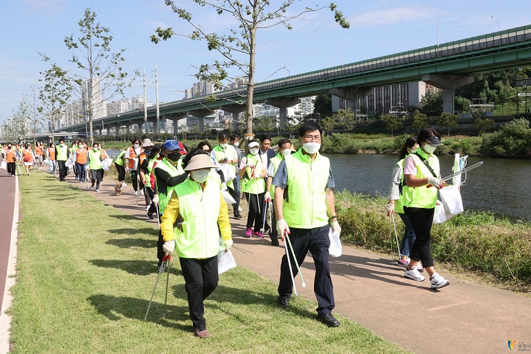 광명, 안양시 자원봉사자들의 안양천 환경정화 활동
