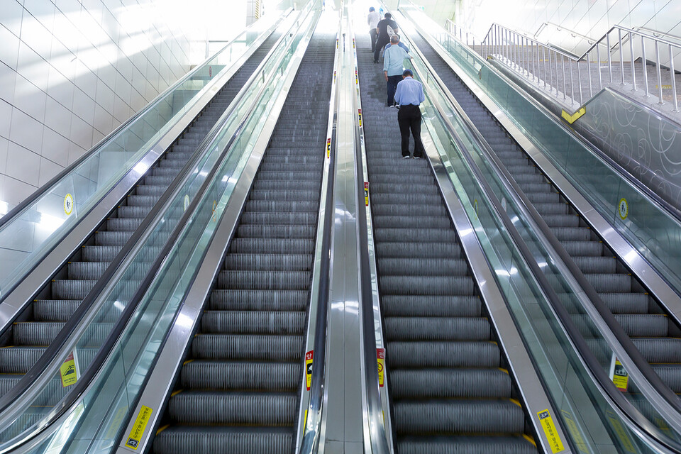 광명사거리역 내부 중앙 계단에 에스컬레이터를 설치합니다!