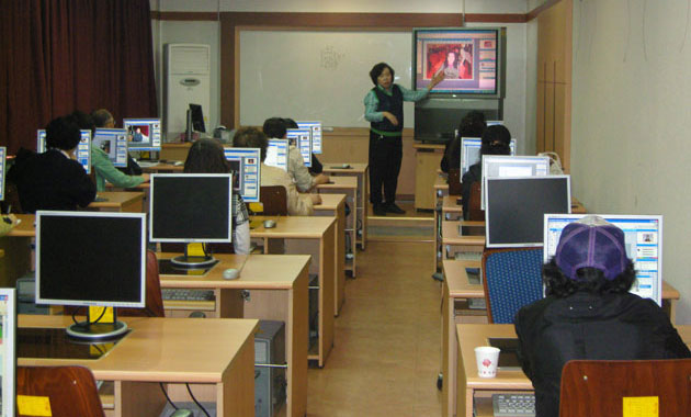 평생학습원 컴퓨터 도우미 활동 모습